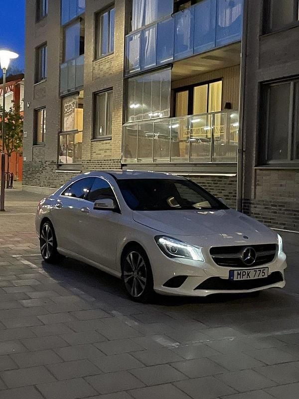 Vit Begagnad 2015 Mercedes CLA200 Sportkupé | 140 000 kr (Marknadspris) - Bild 1/4