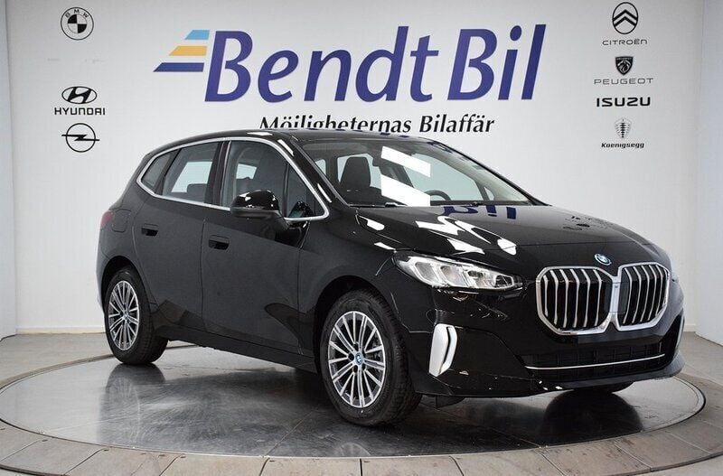 Svart Ny 2024 BMW 230 Luxury Line Kombi | 444 500 kr - Bild 1/3