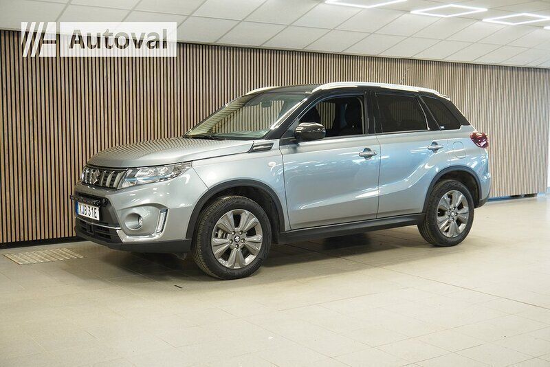 Grå Begagnad 2022 Suzuki Vitara SUV | 299 700 kr (Marknadspris) - Bild 1/4