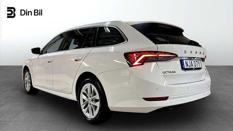 Begagnad Skoda Octavia Style 150 HK (110 kW) 2023 Candy white Kombi