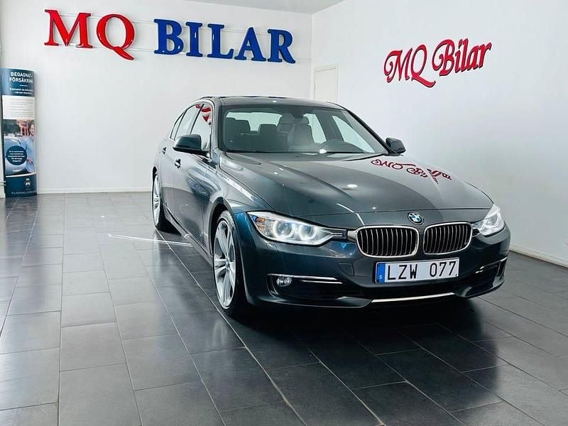 Grå Begagnad 2013 BMW 328 Luxury Line Sedan | 134 900 kr (Marknadspris) - Bild 1/4
