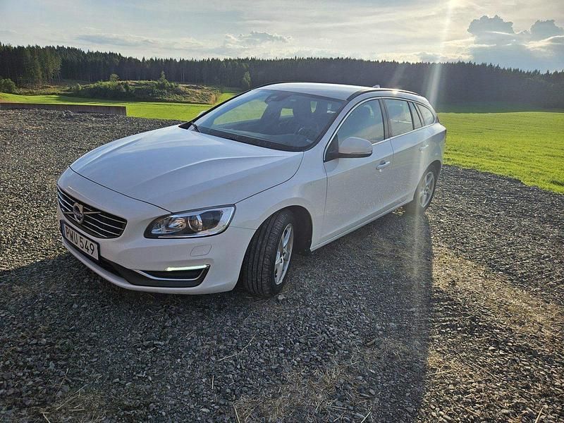 Vit Begagnad 2015 Volvo V60 Kombi | 150 000 kr (Marknadspris) - Bild 1/4