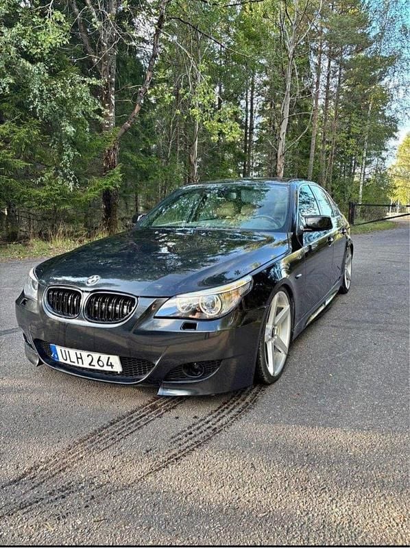 Svart Begagnad 2004 BMW 525 Sedan | 48 000 kr (Bra pris) - Bild 1/4