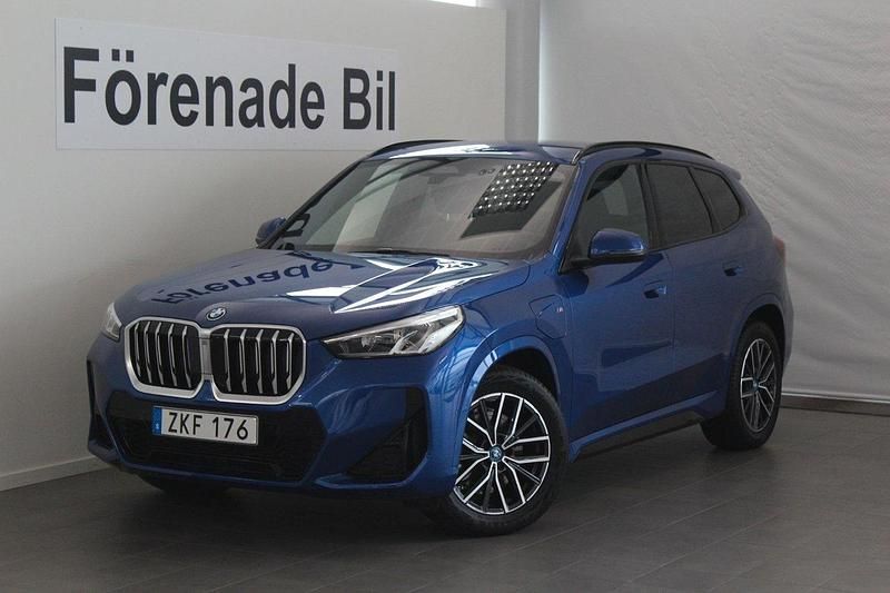 Blå Begagnad 2024 BMW X1 M Sport SUV | 529 000 kr (Marknadspris) - Bild 1/4