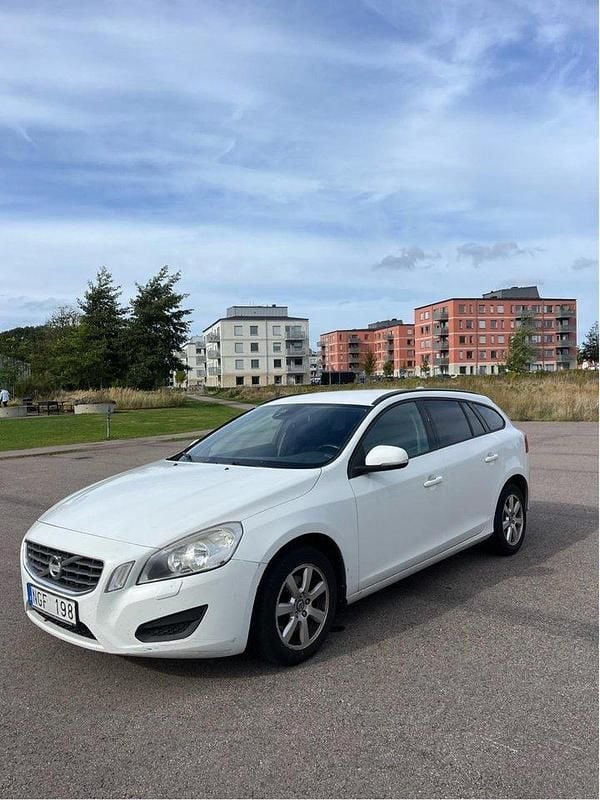 Vit Begagnad 2013 Volvo V60 Kombi | 59 500 kr (Bra pris) - Bild 1/4