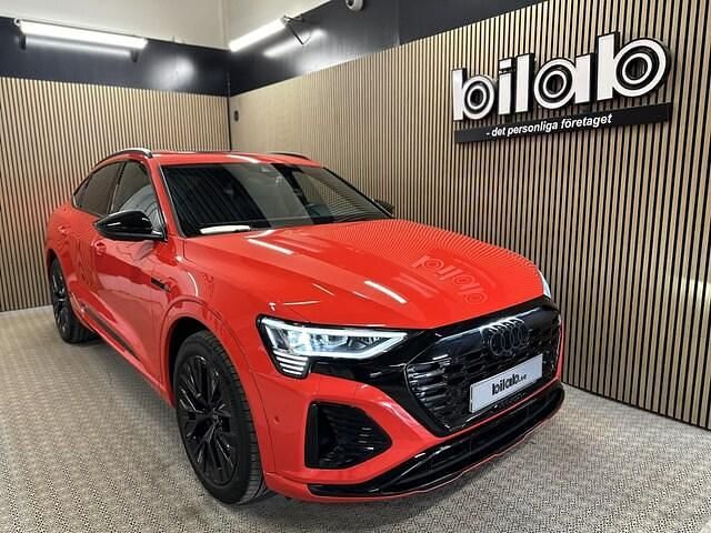 Röd (soneiraröd metallic) Begagnad 2023 Audi Q8 Sportback e-tron S-Line SUV | 799 000 kr - Bild 1/4