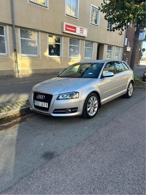 Silver Begagnad 2012 Audi A3 Sportback Comfort Halvkombi | 70 000 kr (Bra pris) - Bild 1/4