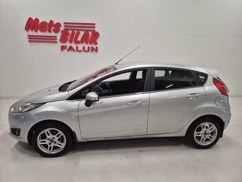 Grå Begagnad 2013 Ford Fiesta Titanium Halvkombi | 69 900 kr (Marknadspris) - Bild 1/4