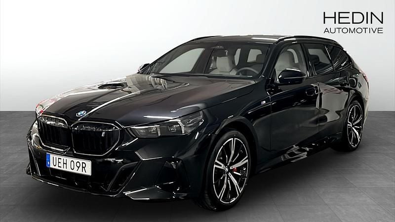 Svart Begagnad 2025 BMW i5 M Sport Kombi | 758 700 kr (Marknadspris) - Bild 1/4