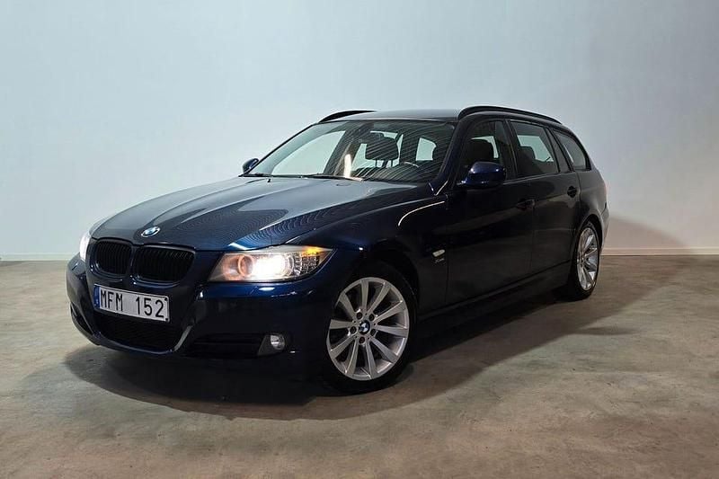 Blå Begagnad 2012 BMW 320 Kombi | 109 900 kr (Marknadspris) - Bild 1/3