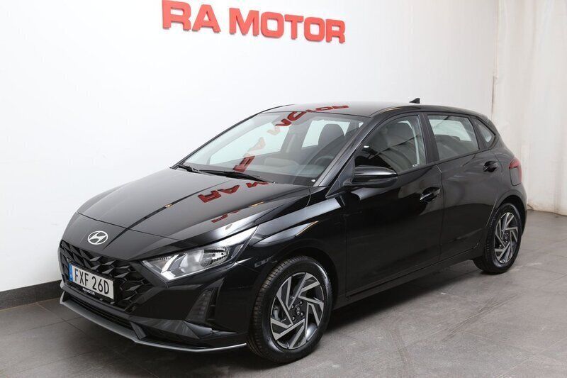Svart Ny 2024 Hyundai i20 Essential Halvkombi | 259 900 kr (Marknadspris) - Bild 1/4