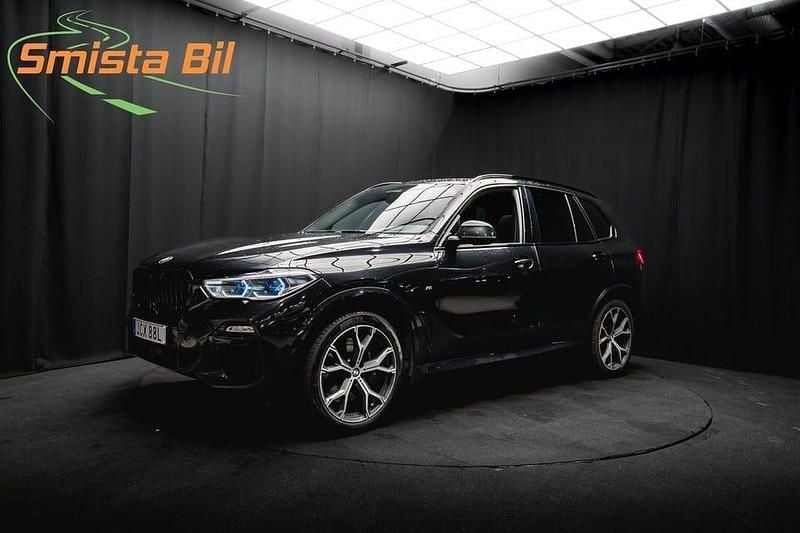 Svart Begagnad 2021 BMW X5 M Sport SUV | 499 900 kr (Marknadspris) - Bild 1/3