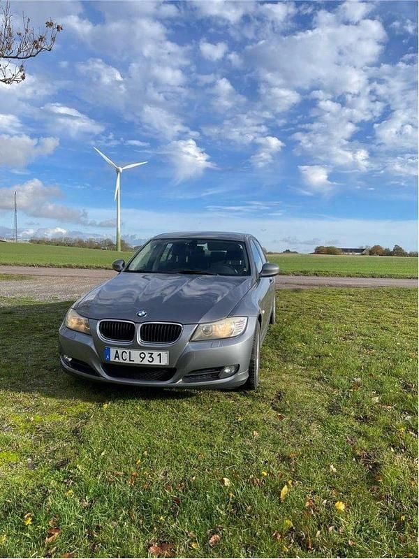 Grå Begagnad 2010 BMW 318 Sedan | 59 900 kr (Bra pris) - Bild 1/4