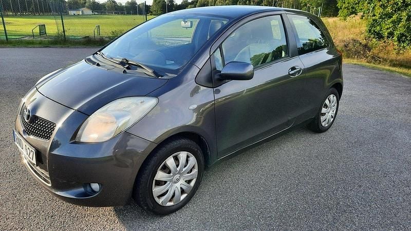 Grå Begagnad 2007 Toyota Yaris Halvkombi | 40 000 kr (Bra pris) - Bild 1/4