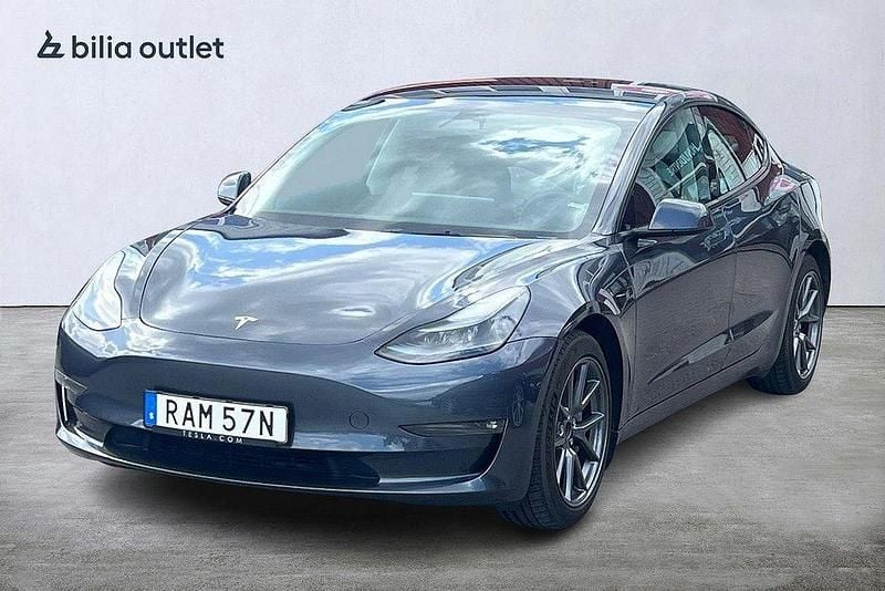 Grå Begagnad 2023 Tesla Model 3 Long Range AWD Sedan | 369 900 kr (Marknadspris) - Bild 1/4