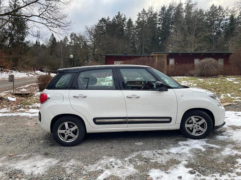 Begagnad Fiat 500L 105 HK (77 kW) 2013 Vit med svart tak Minibuss