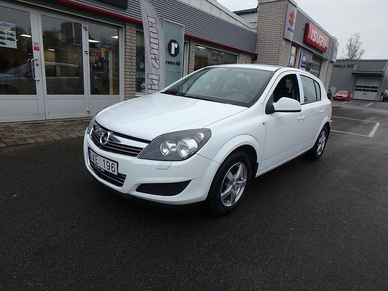 Vit Begagnad 2011 Opel Astra Halvkombi | 52 500 kr (Marknadspris) - Bild 1/4