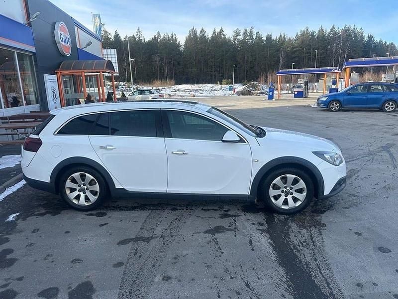 Begagnad Opel Insignia Country Tourer Business 163 HK (119 kW) 2014 Vit Kombi