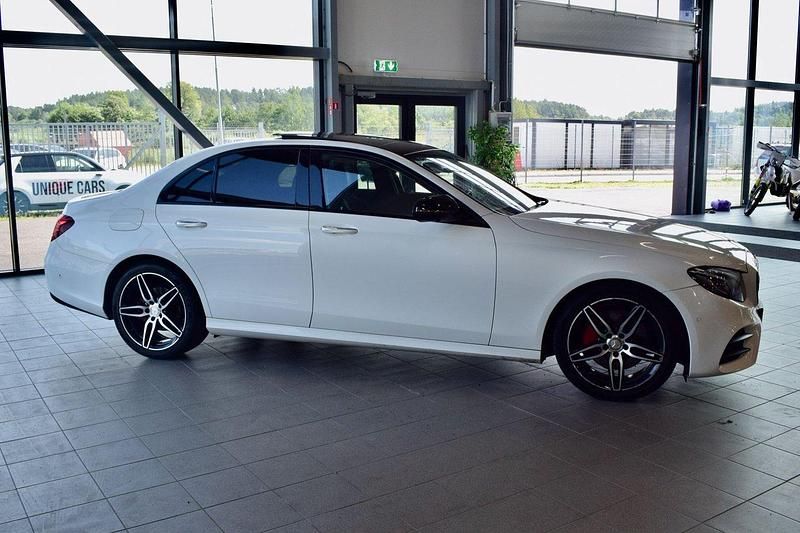 Vit Begagnad 2016 Mercedes E220 AMG Sedan | 249 900 kr (Marknadspris) - Bild 1/4