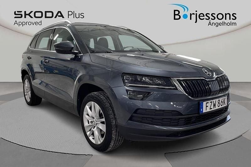 Grå Begagnad 2021 Skoda Karoq Adventure SUV | 259 000 kr (Marknadspris) - Bild 1/4