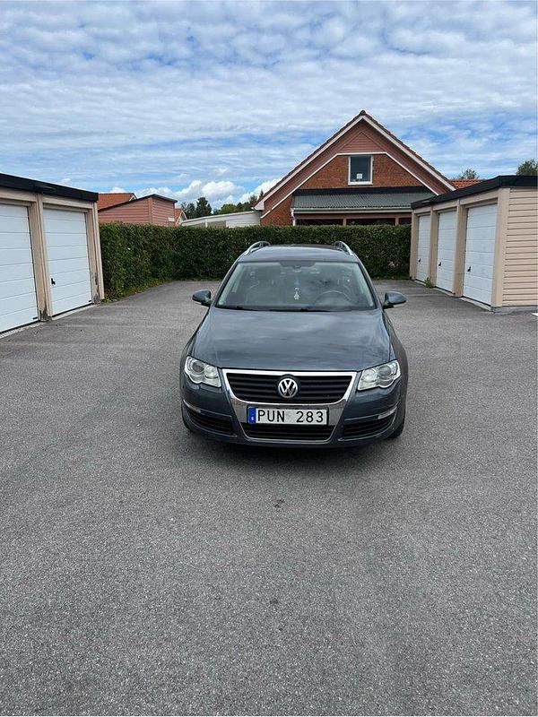 Grå Begagnad 2009 VW Passat Sportline Kombi | 26 000 kr (Bra pris) - Bild 1/4