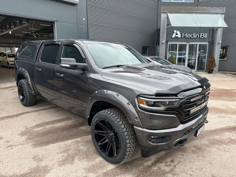 Grå Begagnad 2023 Dodge Ram Limited Pickup | 969 900 kr - Bild 1/4