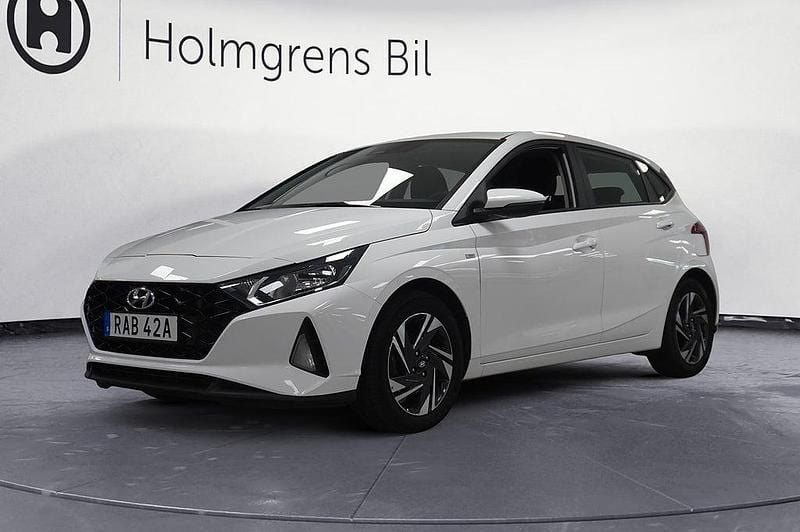 Atlas white Begagnad 2022 Hyundai i20 Essential Halvkombi | 189 900 kr (Marknadspris) - Bild 1/4
