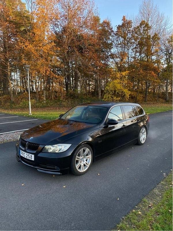 Svart Begagnad 2007 BMW 325 Advantage Kombi | 63 000 kr (Marknadspris) - Bild 1/4