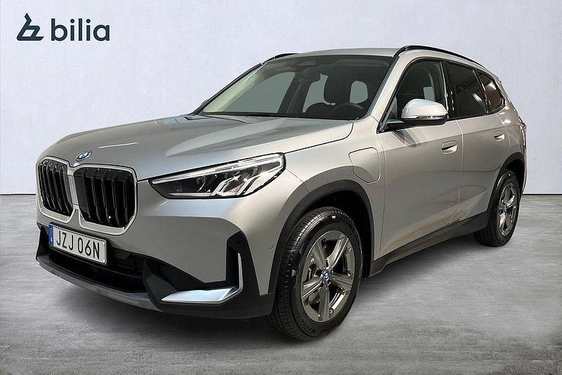 Grå Begagnad 2024 BMW X1 Shadowline SUV | 495 900 kr (Bra pris) - Bild 1/4