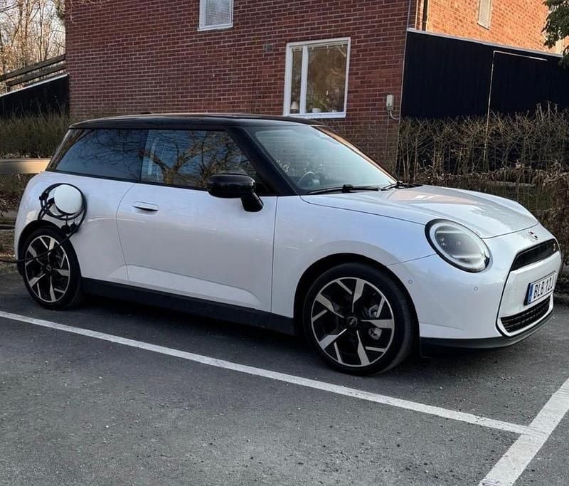 Begagnad 2025 Mini Cooper SE Halvkombi | 490 000 kr - Bild 1/4