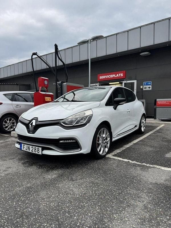Vit Begagnad 2015 Renault Clio IV R.S. Halvkombi | 135 000 kr - Bild 1/4