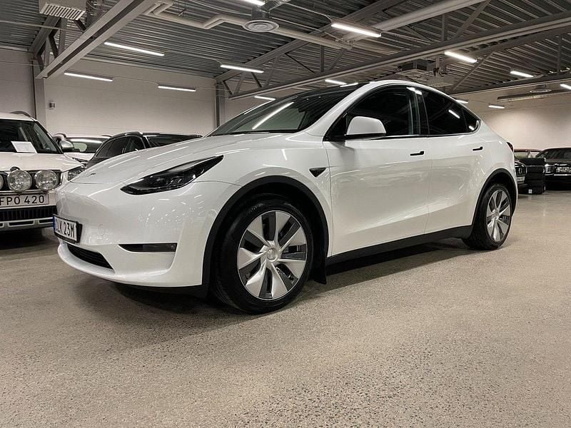 Vit Begagnad 2023 Tesla Model Y Long Range AWD SUV | 449 000 kr (Marknadspris) - Bild 1/4