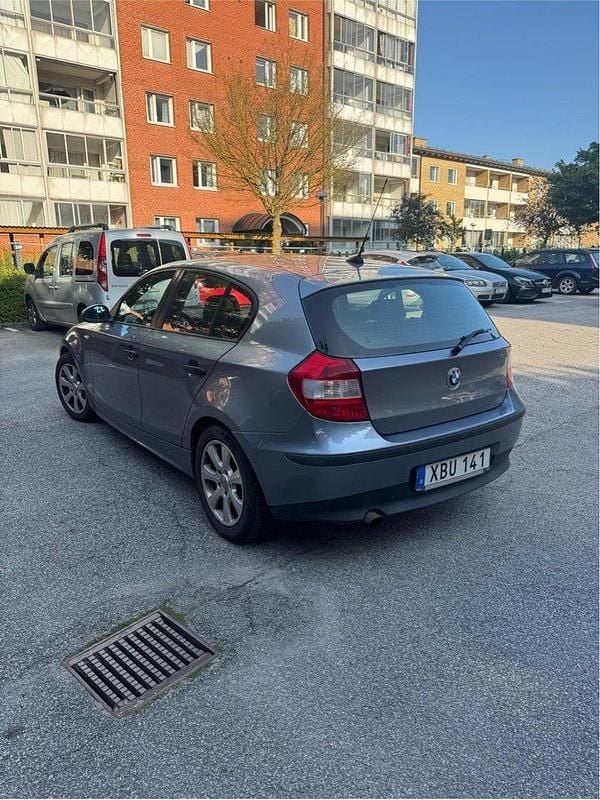 Blå Begagnad 2006 BMW 118 Advantage Halvkombi | 38 000 kr (Marknadspris) - Bild 1/4