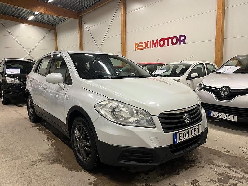 Vit Begagnad 2015 Suzuki SX4 Kombi | 99 900 kr (Marknadspris) - Bild 1/4