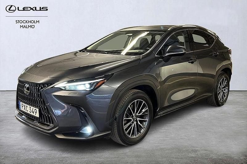 Grå Begagnad 2022 Lexus NX450h+ Business Edition SUV | 488 000 kr (Bra pris) - Bild 1/4