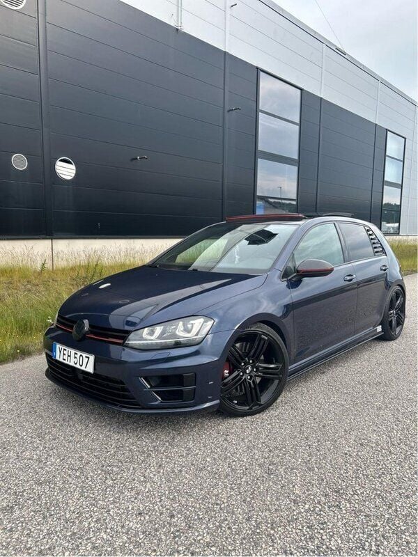Blå Begagnad 2017 VW Golf VII R Halvkombi | 295 000 kr (Dyr) - Bild 1/4