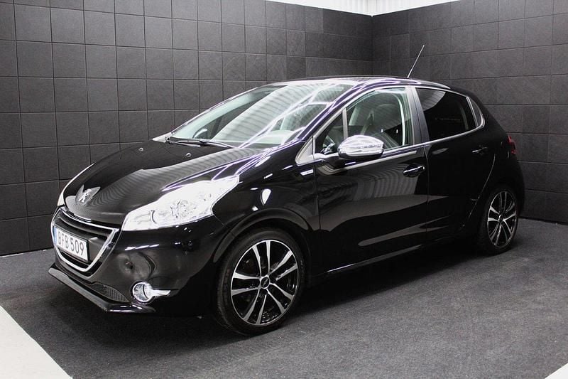 Svart Begagnad 2014 Peugeot 208 Halvkombi | 74 000 kr (Marknadspris) - Bild 1/4