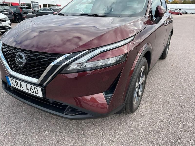 Mörkröd (röd metallic) Begagnad 2024 Nissan Qashqai N-Connecta SUV | 299 000 kr (Marknadspris) - Bild 1/2