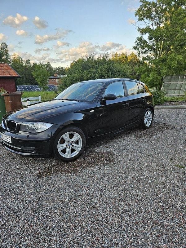 Svart Begagnad 2009 BMW 120 Advantage Halvkombi | 57 000 kr (Bra pris) - Bild 1/4