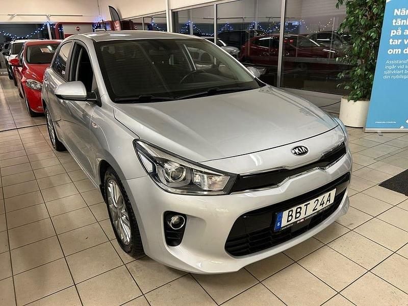 Grå Begagnad 2019 Kia Rio Halvkombi | 187 000 kr (Lite dyr) - Bild 1/4