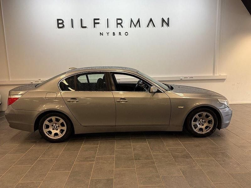 Ljusgrå (grå) Begagnad 2003 BMW 520 Sedan | 39 900 kr (Bra pris) - Bild 1/4