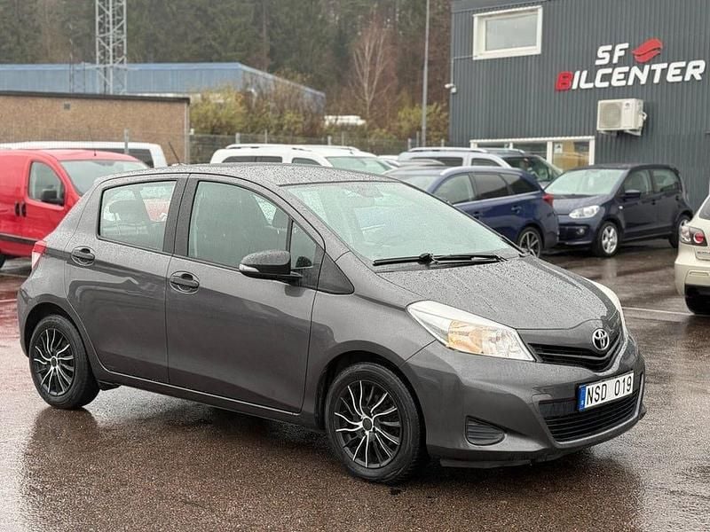 Grå Begagnad 2012 Toyota Yaris Life Halvkombi | 72 900 kr (Marknadspris) - Bild 1/4