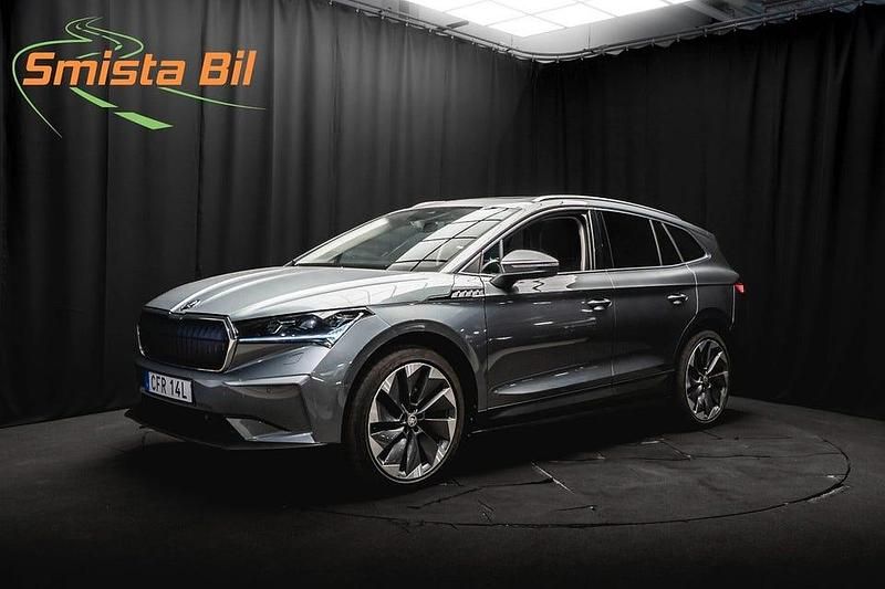 Grå Begagnad 2022 Skoda Enyaq iV SUV | 364 700 kr (Marknadspris) - Bild 1/3