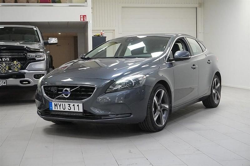 Grå Begagnad 2012 Volvo V40 Summum Kombi | 118 800 kr (Marknadspris) - Bild 1/4