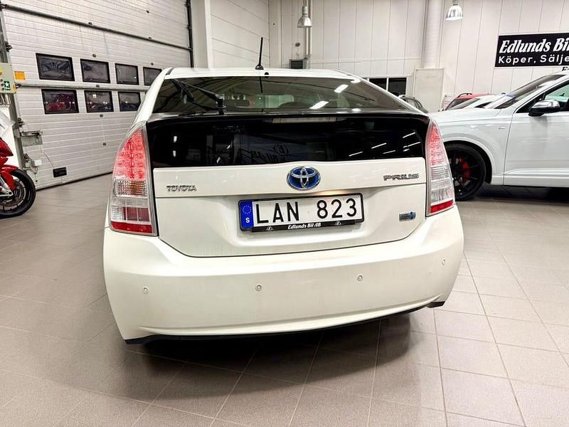 Begagnad Toyota Prius 136 HK (100 kW) 2010 Vit Halvkombi