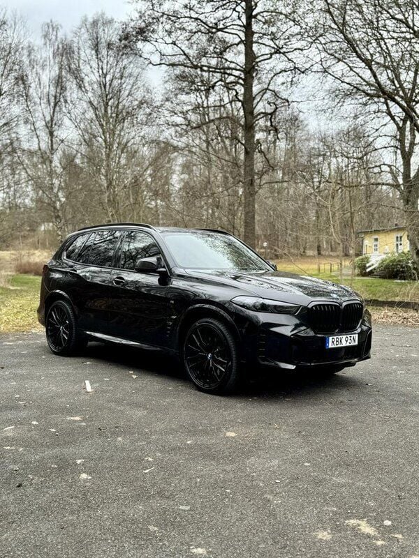 Svart Begagnad 2024 BMW X5 Comfort Edition SUV | 1 150 000 kr (Marknadspris) - Bild 1/4