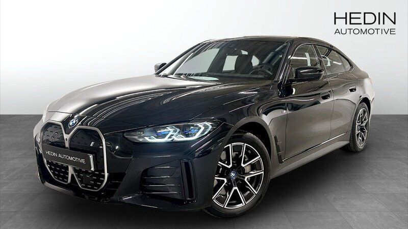 Svart Begagnad 2024 BMW i4 Shadowline Sedan | 618 700 kr (Marknadspris) - Bild 1/4
