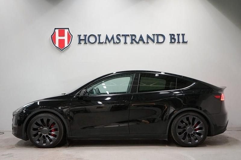 Svart Begagnad 2023 Tesla Model Y Performance SUV | 469 900 kr (Marknadspris) - Bild 1/4