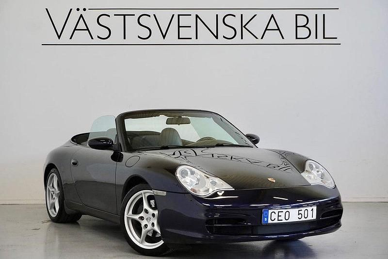 Mörkblå Begagnad 2004 Porsche 911 Carrera Cabriolet Cab | 419 000 kr - Bild 1/4