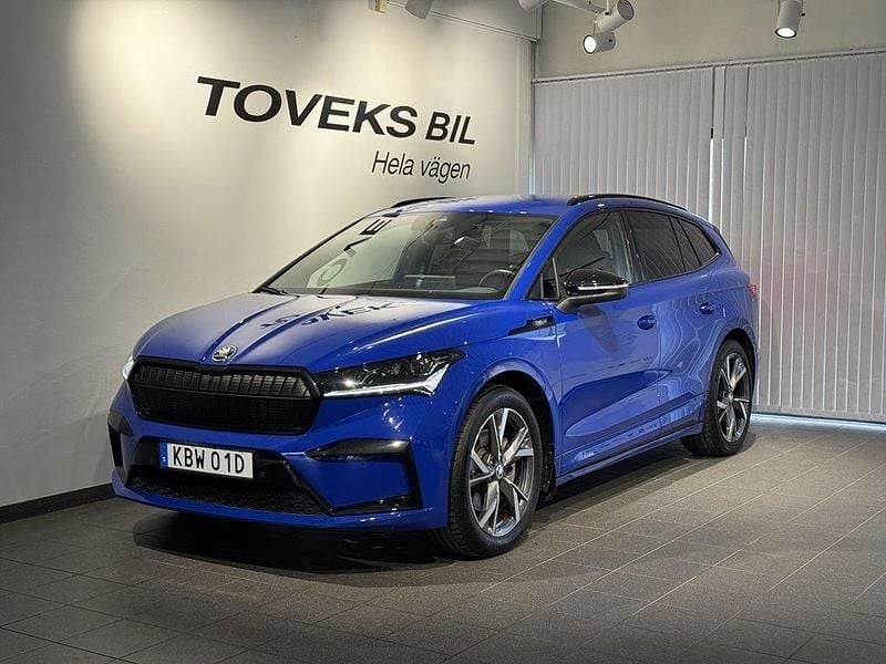 Blå Begagnad 2023 Skoda Enyaq iV SportLine SUV | 399 900 kr (Marknadspris) - Bild 1/4